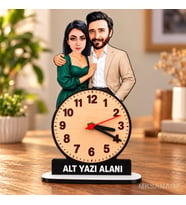 2 Kişilik Çift Temalı Kişiye Özel Karikatürlü 18 cm MDF Dikey Masa Saati - Sevgiliye ve Eşe Hediye Sevgililer Günü ve Yıl Dönümü Hediyesi