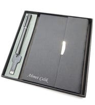 Signator® Codex  N202 Kişiye Özel Defterli Set - İsme Özel Siyah Kalem + İsme Özel Siyah Defter + İsme Özel 32 GB Usb Bellek  İsme Özel Kutusunda Hediyelik Set (Karışık)