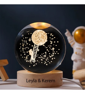 Kişiye Özel Büyük Boy Işıklı Ahşap Kaideli Aya Çıkan Astronot Temalı Cam Küre 8cm