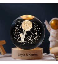 Kişiye Özel Büyük Boy Işıklı Ahşap Kaideli Aya Çıkan Astronot Temalı Cam Küre 8cm