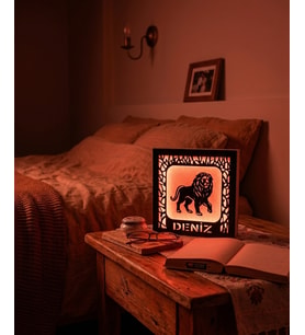 Kişiye Özel İsimli Aslan Figürlü LED Gece Lambası – Dekoratif Ahşap Çerçeve 14x14 cm