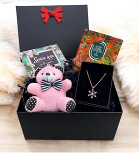 Hediye Kutusunda Pembe Peluş Ayıcık ve Gerçek Ametist Taşlı Lotus Kolye