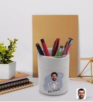 BK Gift Kişiye Özel Erkek Göz Doktoru Karikatürlü Beyaz Akrilik Kalemlik - Model 1