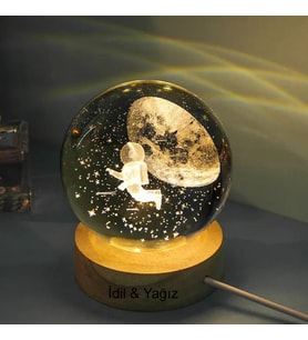 Kişiye Özel Büyük Boy Işıklı Ahşap Kaideli Astronot Temalı Cam Küre 8cm