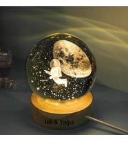 Kişiye Özel Büyük Boy Işıklı Ahşap Kaideli Astronot Temalı Cam Küre 8cm