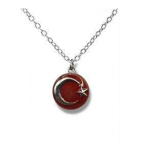 Kırmızı Zeminli Ay Yıldız Yuvarlak Kolye – Unisex Gümüş Renk Metal Takı