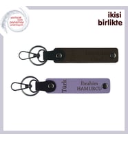 Ziyaretlerde Götürülebilecek Anlamlı Hediye – Türk Yazısı Anahtarlık Takım, Koyu Kahve-Mor (Çok Renkli)