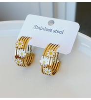 Çelik Gold Renk Papatya Desenli Küpe