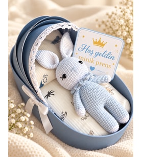 Hoş Geldin Minik Prens Mavi Puset Yenidoğan Hediye Seti – Tulum, Battaniye ve Amigurumi Tavşanlı
