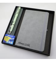Signator® Codex  N322 Kişiye Özel Defterli Set - İsme Özel Pastel Yeşil Dolma Kalem + İsme Özel Gri Defter + Yedek Kartuş İsme Özel Kutusunda Hediyelik Set (Karışık)