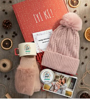 Kişiye Özel Blogger Hediye Kutusu - Kişiye Özel Lüks Fincan, Bere, Eldiven, Mum, Fotoğraf 10 Adet  Hediyesi (Pembe)
