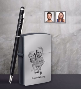 Kişiye Özel Yılbaşı Sevgili Karikatürlü Siyah Çakmak Kalem Hediye Seti Model-7 (Model 1)
