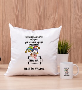 Kişiye Özel Biz Akıllanmayız Tasarım Esprili  Kare Yastık ve Beyaz Kupa