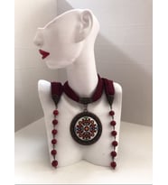 Kanaviçe İşlemeli Fular Kolye (Bordo-Kırmızı-Sim)