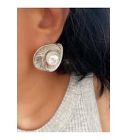 GÜMÜŞ RENK İNCİLİ LOTUS KÜPE ACR7923