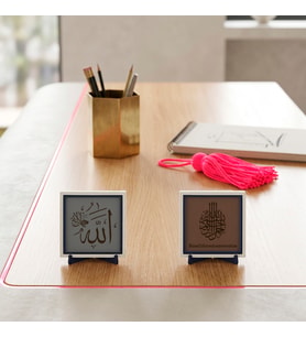 Deri Detaylı İlahi Kudret Vurgulu Allah Celle Celâluhû Ayeti ve Orijinal Metinli Bismillâhirrahmânirrahîm İle Masanıza Manevi Huzur Taşıyan İkili Set 10x10 cm, Açık Kahve - Kül Gri