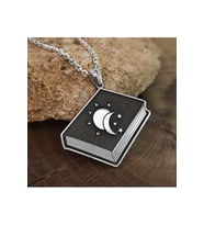 Vog Gece Gündüz Kitap Model 925 Ayar Gümüş Beyaz Renk Kolye