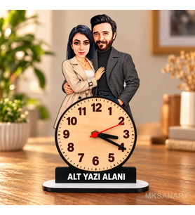 Kişiye Özel 2 Kişilik Çift Karikatürlü 18 cm MDF Dikey Masa Saati - Sevgiliye ve Eşe Hediye Sevgililer Günü ve Yıl Dönümü Hediyesi