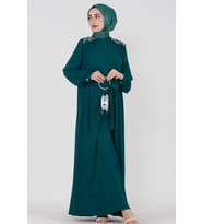 Omuzu İşlemeli Beli Kuşaklı Tesettür Elbise-Zümrüt Yeşili