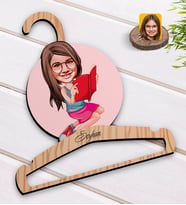 BK Gift Kişiye Özel Kız Çocuk Karikatürlü Standart Boy Ahşap Elbise Askısı-5