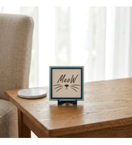 Çağdaş Tasarım Meow Motifli Dekoratif Parça, Çalışma Masanız İçin Anlam Dolu Özel Hediye 10x10 cm