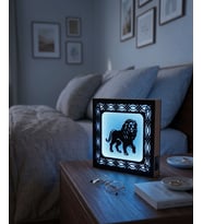 Aslan Figürlü LED Gece Lambası – Dekoratif Ahşap Çerçeveli Masaüstü Lamba 14x14 cm