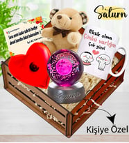 Kişiye Özel Satürn Işıklı Kristal Küre & Peluş Ayıcık & Kalp Jel Isıtıcı & Varlığın Çok Güzel Kupa Ahşap Kasalı Hediye