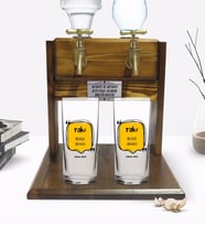 BK Gift Kişiye Özel Renkli Baskılı Mey Biter Saki Kalır Tasarımlı İkili Rakı Bardağı ve Çift Musluklu Doğal Ahşap Rakı Standı-1 (Model 1)