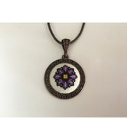 Kadın Motif işlemeli Kanaviçe Kolye