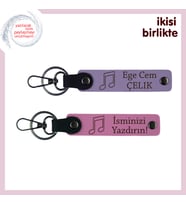 İsme Özel Nota Figürlü Tasarım, Sevgiliye Anlamlı Hediyelik Anahtarlık Seti, Mor Menekşe-Pembe