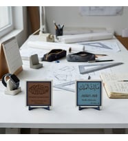 “Mülk Allahındır” Kaligrafisi ile Rahman ve Rahim Olan Allah'ın Adıyla Yazılı 2'li Dekoratif Set 10x10 cm, Açık Kahve - Gök Mavi