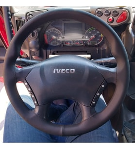 DİKİŞLİ DİREKSİYON KILIFI NOKTALI DERİ SİYAH DİKİŞLİ IVECO STRALİS (FOTOĞRAFTAKİ DİREKSİYON) İÇİN