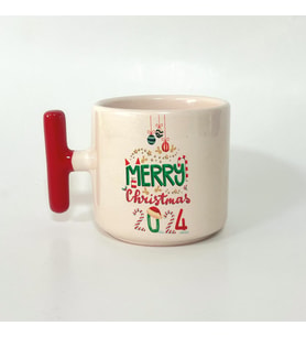 Merry Christmas 2024 Baskılı Kırmızı Kulplu T Yılbaşı Kupası