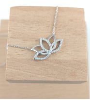 Lotus Çiçeği Figür Gümüş Kolye 925 Ayar
