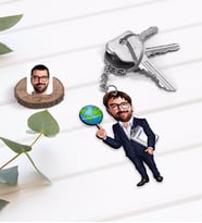 BK Gift Kişiye Özel Erkek Coğrafya Öğretmeni Karikatürlü Ahşap Anahtarlık-1 (Beyaz)