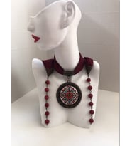 Kanaviçe İşlemeli Fular Kolye (Bordo)