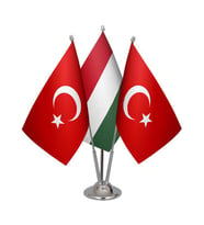 Masa Üstü Macaristan Bayrağı Türk Bayrağı Üçlü Krom Direk Masa Bayrak Seti