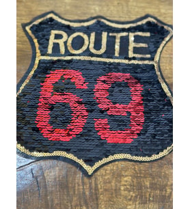 KIRMIZI SİYAH DEĞİŞEN PAYETLİ ROUTE YAZILI ARMA DİKİŞ APLİKE 26X23 CM