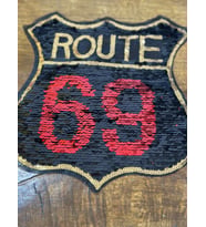 KIRMIZI SİYAH DEĞİŞEN PAYETLİ ROUTE YAZILI ARMA DİKİŞ APLİKE 26X23 CM
