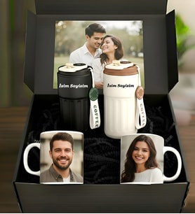 Kişiye Özel İsimli Termos ve Fotoğraflı Kupa Hediye Seti (4'lü) - Çiftlere Özel Kahve Keyfi Kutusu 2 adet kişiye özel termos (mug) ve 2 adet fotoğraflı kupa içeren hediye kutusu