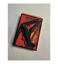 Nemesis FC100 Nemesis Universal Kapo Tüm Gitar Çeşitleri, Ukulele ve Saz Uyumlu, Güçlü Yay Mekanizması, Çizilme Önleyici Ped