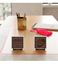 “Ve Rabbeke Fe Kebbir” Müddessir Suresi Hat Sanatı ve Özel Deri Meâlli Besmele İkili Masaüstü Objesi 10x10 cm, Açık Kahve - Açık Kahve