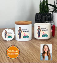 Kişiye Özel Karikatürlü Paramedik Hediye Seti T Kupa, Kalemlik, Anahtarlık Kadın Paramediğe Tıp Bayramı Hediyesi (Kırmızı)