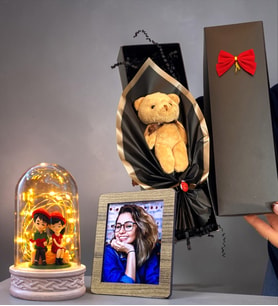 Kişiye Özel Fotoğraflı LED Işıklı Oturan Çift Biblolu Fanus ve Kutuda Kahve Ayıcık Buketi Hediye Seti
