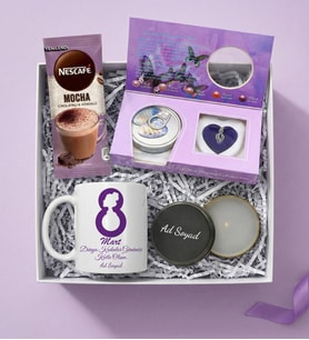 Kişiye Özel Tasarım 8 Mart Dünya Kadınlar Gününe Özel Hediye Seti ( Kupa & İstiridye İçinde Gerçek İnci Kolye & Metal Kutulu Mum & Mocha )