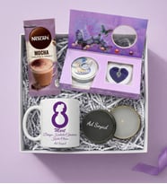 Kişiye Özel Tasarım 8 Mart Dünya Kadınlar Gününe Özel Hediye Seti ( Kupa & İstiridye İçinde Gerçek İnci Kolye & Metal Kutulu Mum & Mocha )