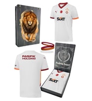 Galatasaray Orijinal Lisanslı 2024/25 5 Yıldızlı Beyaz Deplasman Taraftar Forma Spor Bileklik Hediyelik Ahşap Kutu (Beyaz-Gri)