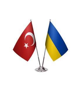 Ukrayna İkili Masa Bayrağı