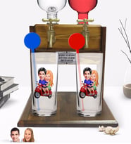 BK Gift Kişiye Özel Renkli Baskılı Sevgililer Karikatürlü İkili Vodka Bardağı ve Çift Musluklu Doğal Ahşap Vodka Standı-10 (Model 1)
