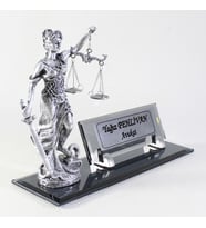 Kişiye Özel Tasarım Avukat Premium Cam Masaüstü İsimlik - Avukat İsimlik – Ofis Masaüstü İsimlik - Masalık - Themis Adalet Heykelli 1.1